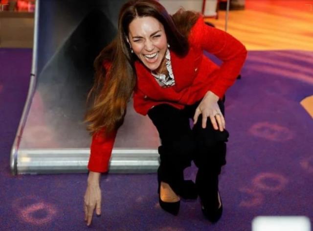 Kate Middleton, ziyarete ambalaj anaokulunda kaydıraktan kayarak çocuklar gibi eğlendi