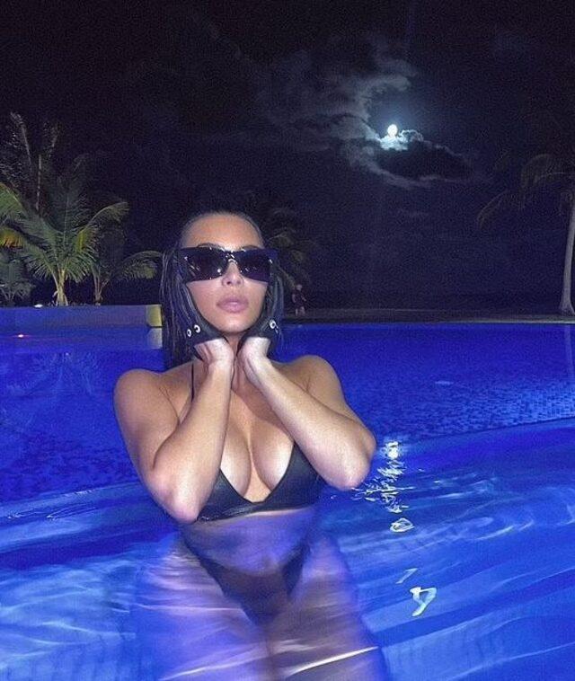 Gece ter basan Kim Kardashian soluğuda aldı!  Siyah bikinisi göz kamaştırıyor