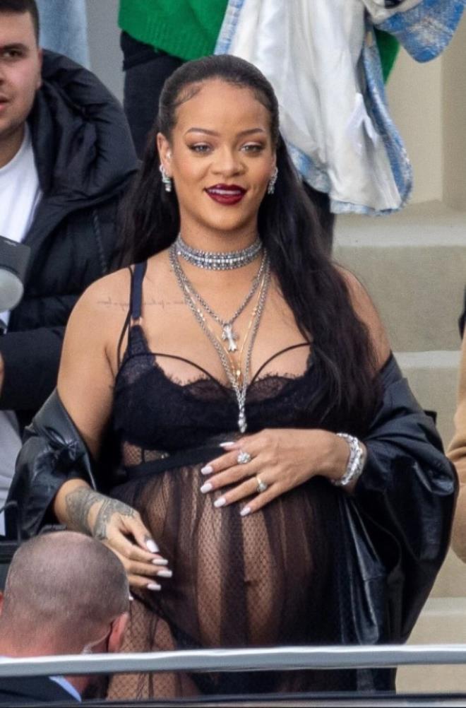 Karnı burnunda Rihanna açılıyorkça açılıyor!  Son kombini tül ve iç çamaşırından - Resim 4