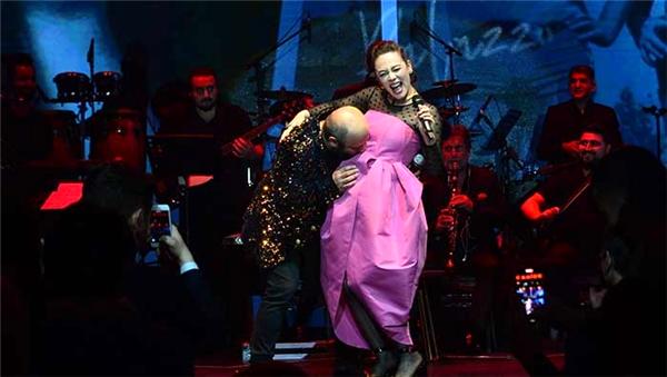 Sahnede çılgın anla!  Oyuncu Serkan Keskin, 4 aylık hamile Demet Evgar'ın karnını öptü