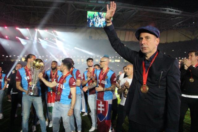 Demet Akalın, Kulüp şarkı Trabzonspor taraftarlarını coşturdu
