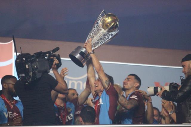 Demet Akalın, Kulüp şarkı Trabzonspor taraftarlarını coşturdu