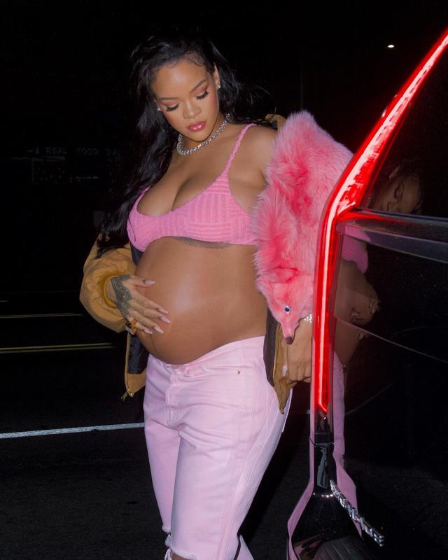 Dünyaca ünlü şarkıcı Rihanna, doğum yaptı
