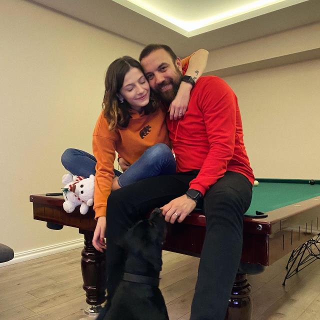 Aşka gelen eski Survivor yarışmacısı Sercan Yıldırım, eşiyle öpüşme pozunu paylaştırın