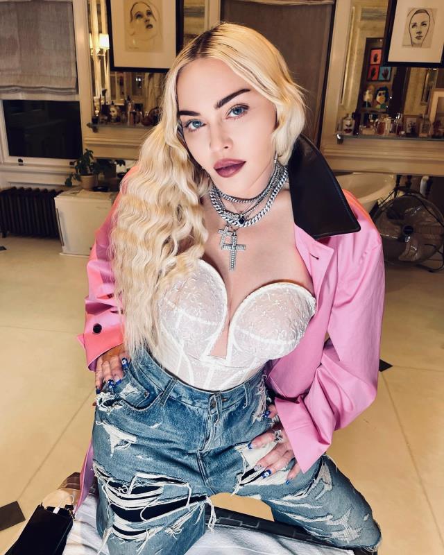 Dünyaca ünlü şarkıcı Madonna'nın paylaşımlarından Instagram'da yayınlanmak için yasaklandı