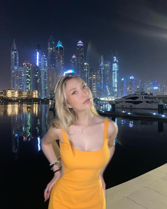 Dubai'de tatilu yasmin Erbil, peş peşe bikinili pozlarını paylaştırdı