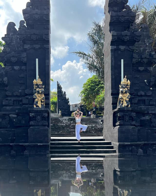 Bali'de tatil yapan Melis Sezen, dekolteli kıyafetlerle art arda pozlar verdi