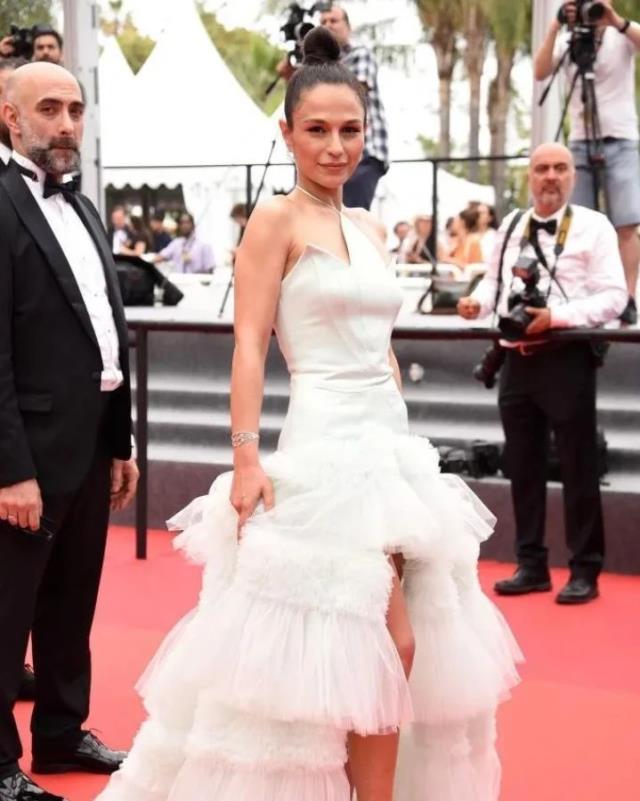 Cannes'da Göz Kamaştırdı!  Kurak Günler'in kontrolü Selin Yeninci, başarıyla 8 dakika ayakta alkışlandı