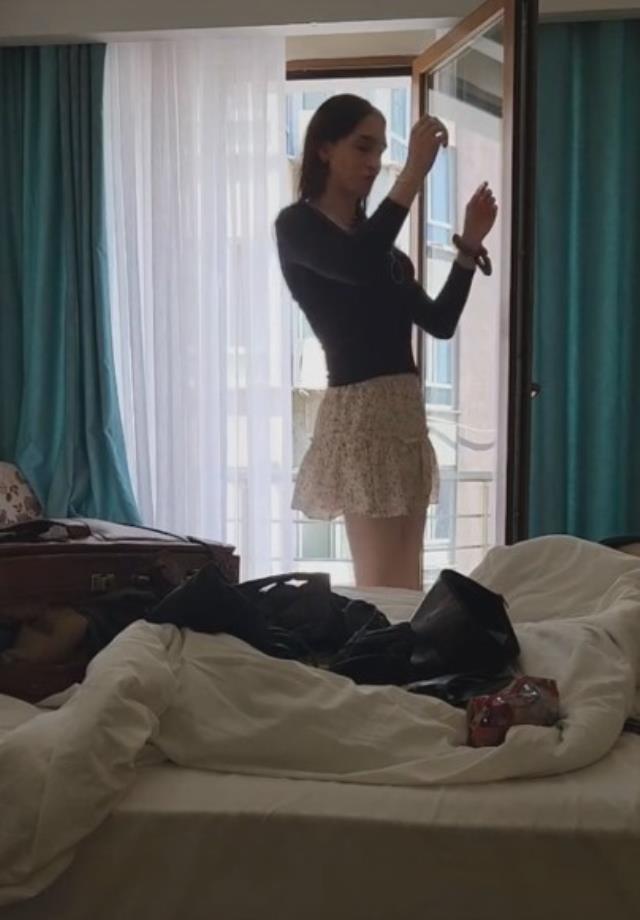 Cinsiyet oyuncu oyuncu Meli Bendeli, mini eteğiyle dans etti