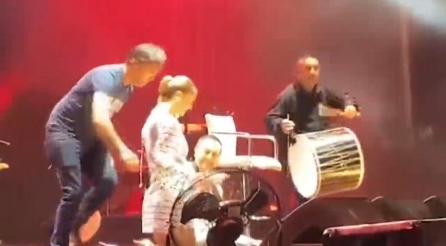 Serdar Ortaç, konserinde kaybedilince yere düştü