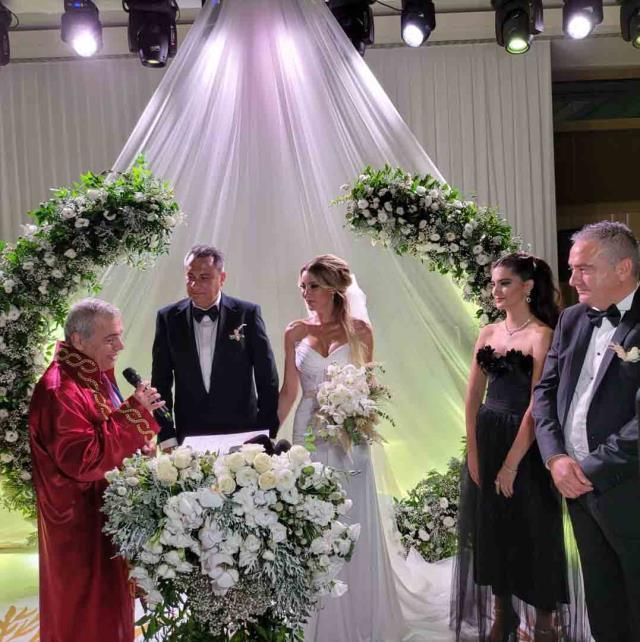 Nida Büyükbayrakdar ile evlenen Petek Dinç, sosyal medyadaki soyadını yetiştiren