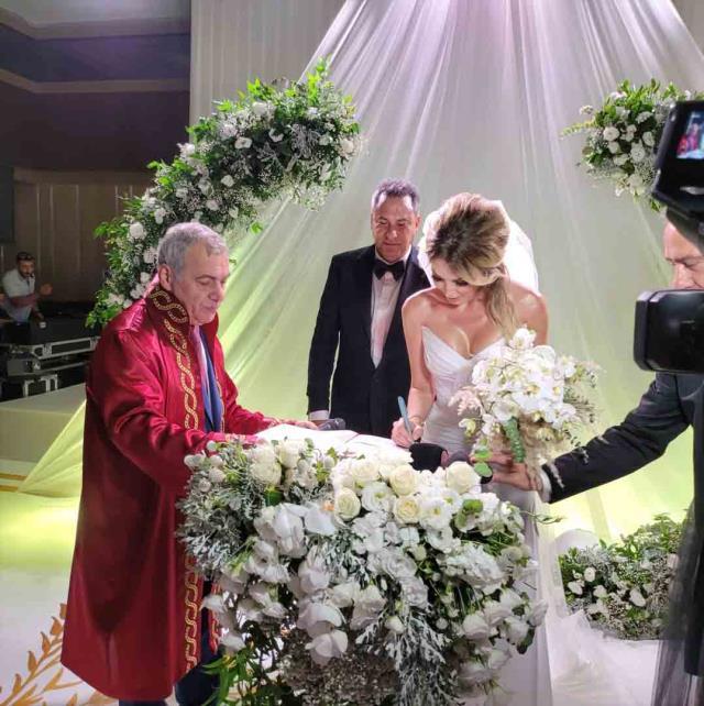 Nida Büyükbayrakdar ile evlenen Petek Dinç, sosyal medyadaki soyadını yetiştiren