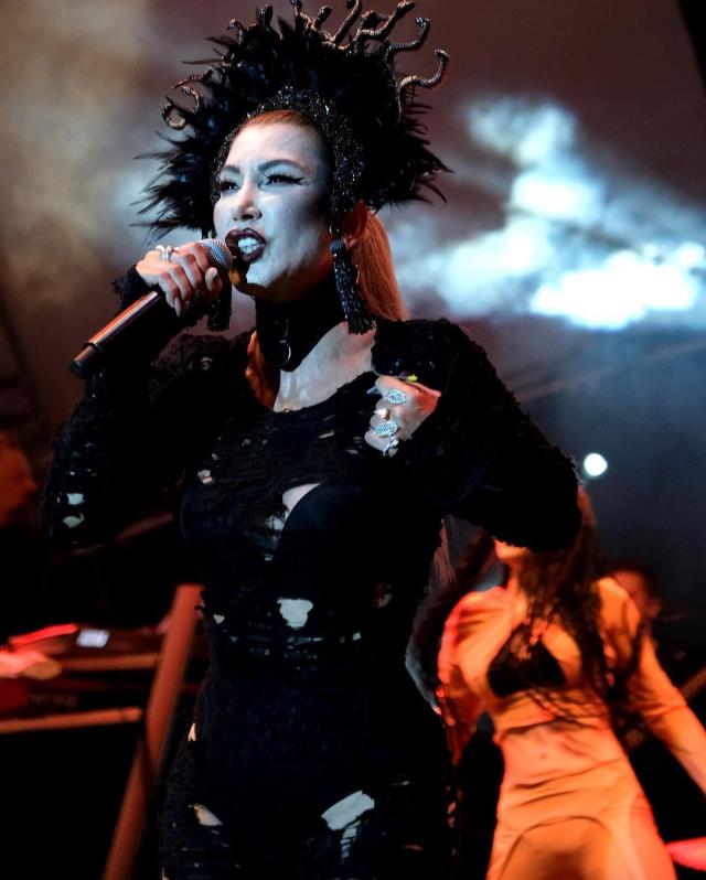 Şarkıcı, isim değiştirme Hande Yener'i hedef aldı