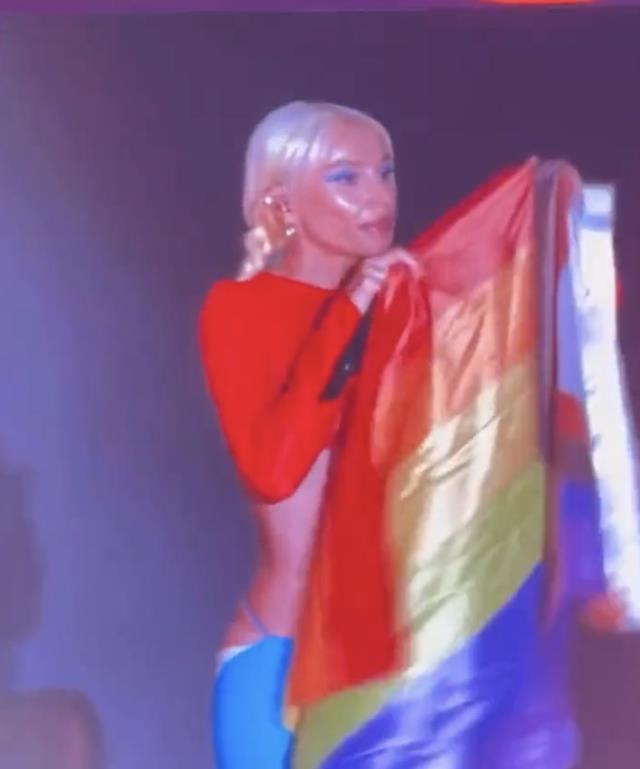 Konserinde LGBT yarışmacıları Gülşen, tepki gösteren izleyicilere kızdı