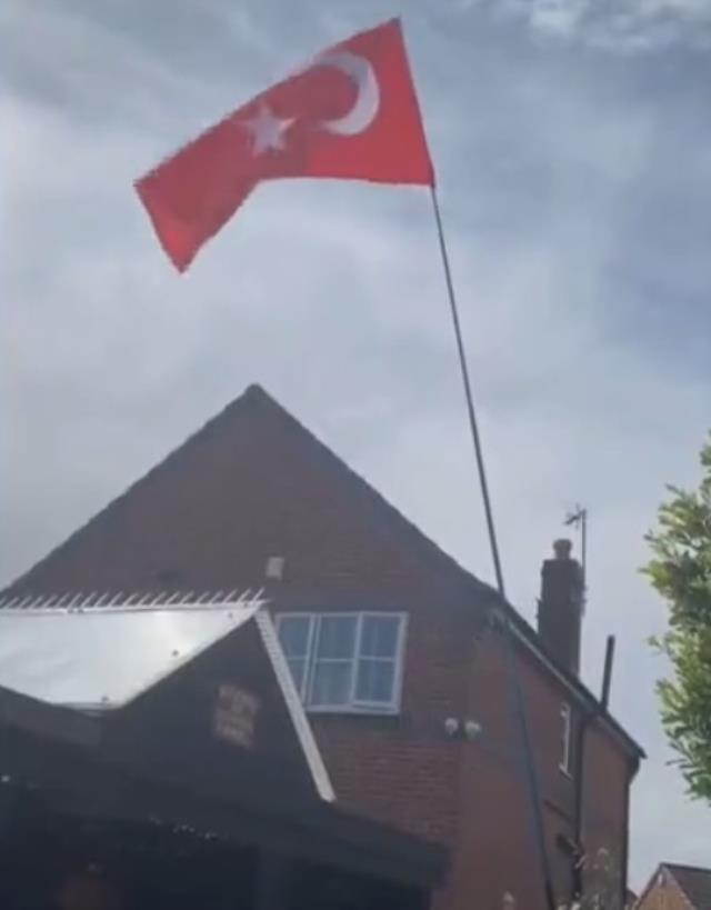 Acun Ilıcalı, Türk bayrağı asan Hull City taraftarını ziyaret etti.