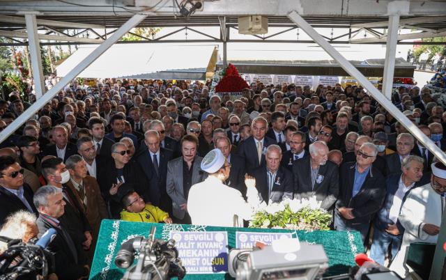 Halit Kıvanç'ın oğlundan cenazesinde saf tutan Orhan Gencebay'a ağır suçlama