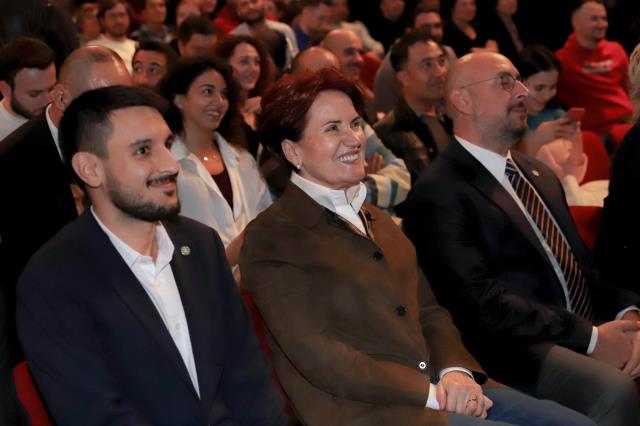 Akşener, Kılıçdaroğlu'nun adaylığıyla ilgili esprisi gündem olan komedyeni izlemeye gitti