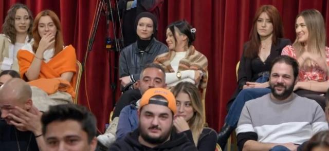 Hasan Can Kaya, 'Aşırı muhafazakar giyinmişsin' dediği kadın seyirciden aldığı cevapla afalladı: İç çamaşırı giymedim