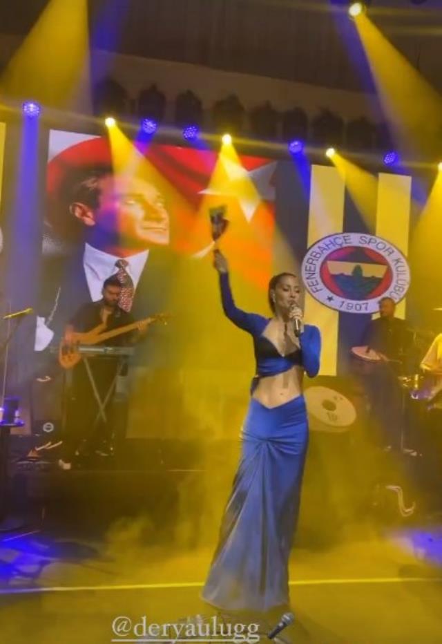 Acun Ilıcalı'dan dikkat çekici paylaşım!  Şarkıcı Derya Uluğ'un göğüs dekoltesini sansürleyerek paylaştı