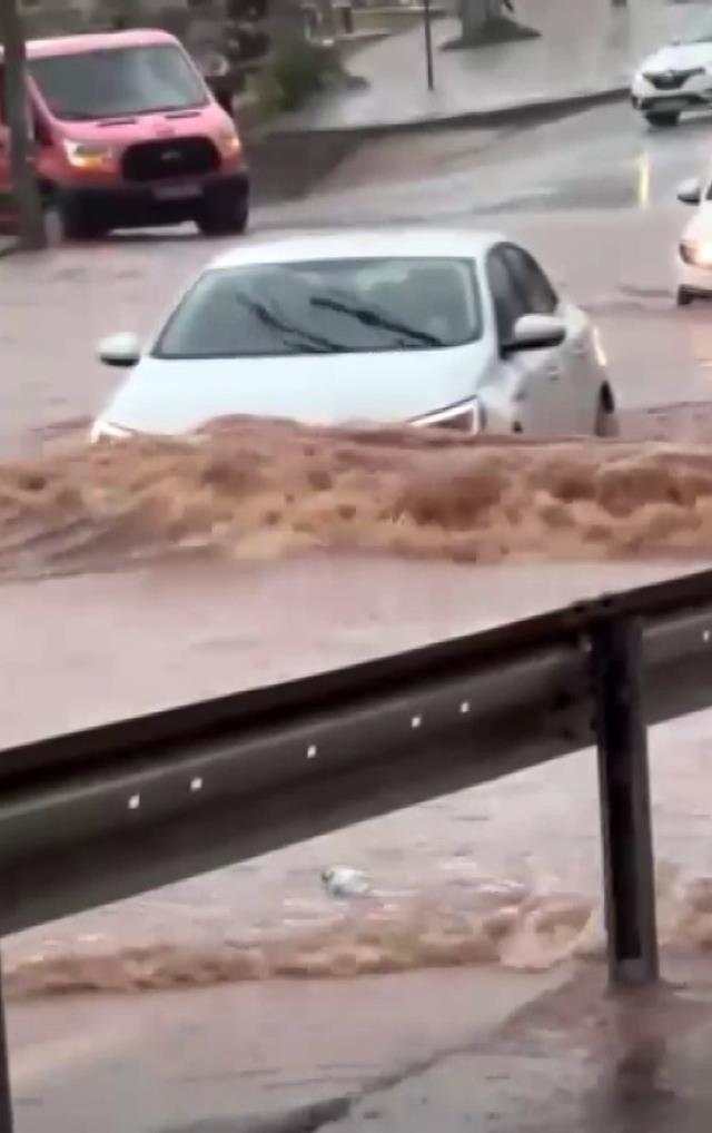 Kaş'ta caddeler suyu doldu, trafik araçlarında seyirde zorluk çekti