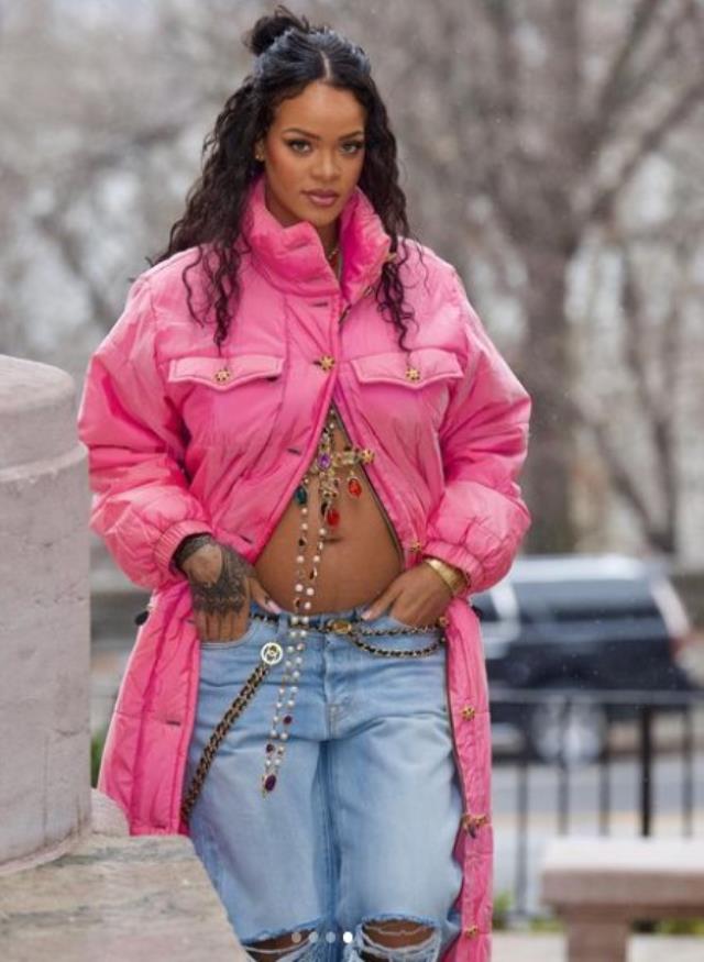 Rihanna'yı paylaştığı, sosyal ortamlarda yer konumunda oynadığı