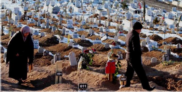 Depremde hayatını kaybedenlerin yakınlarından duygulandıran hareket: Mezarlara oğul giyiyorlar gibi
