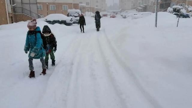 Türkiye beyaza büründü! Kar şiddetini iyice artırdı, İstanbul ve Ankara dahil 39 ilde eğitime ara verildi