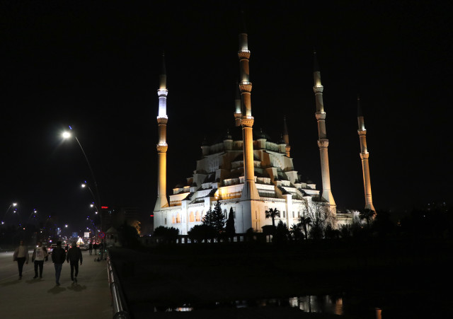 İslam aleminin hasretle beklediği Ramazan'ın ilk iftarı bugün yapılacak!  İşte il il iftar saatleri