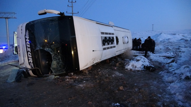Erzincan'da yolcu otobüsü şarampole devrildi: 2 ölü, 21 yaralı