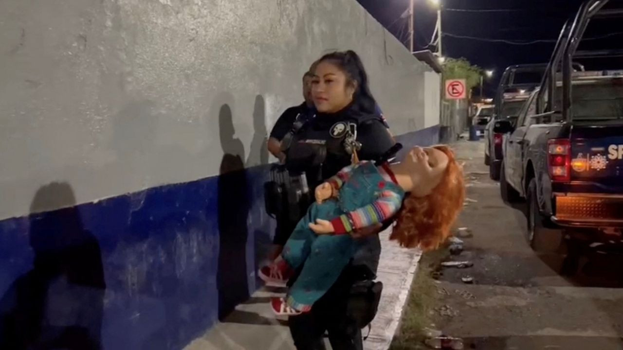 Polisten katil bebek Chuckye kelepce ve gozalti