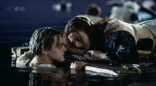 Titanik filminde Rose'un hayatını kurtaran ikonik ahşap kapı 718 bin dolara satıldı