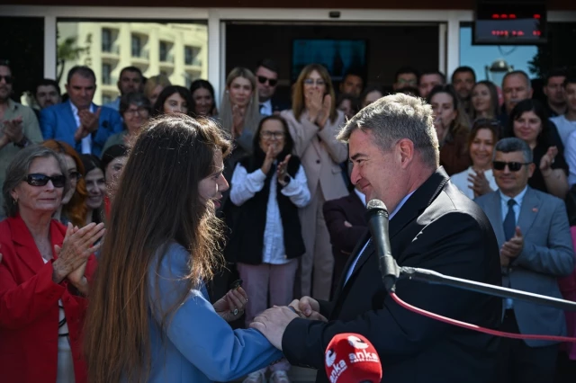 CHP'den Çeşme Belediye Başkanı seçilen Lal Denizli göreve başladı