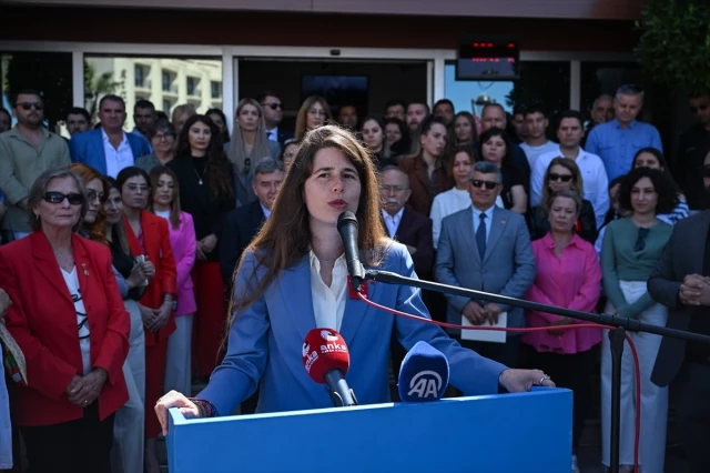 CHP'den Çeşme Belediye Başkanı seçilen Lal Denizli göreve başladı
